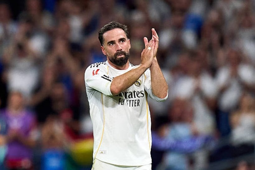 داني كارفاخال خلال فترة لعبه مع ريال مدريد وسط تقارير عن اهتمام ليفربول ومانشستر سيتي بضمه