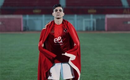 أشرف بن شرقي بقميص الأهلي خلال مباراة في الدوري المصري