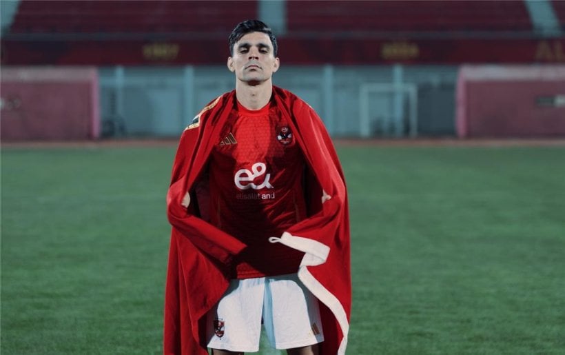أشرف بن شرقي بقميص الأهلي خلال مباراة في الدوري المصري