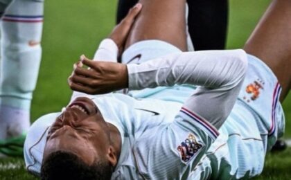 كيليان مبابي لاعب ريال مدريد بعد إعلان إصابته في الركبة اليسرى