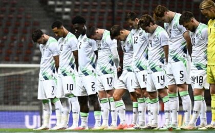لاعبو منتخب أيرلندا قبل مواجهة الكيان الصهيوني في دوري الأمم الأوروبية