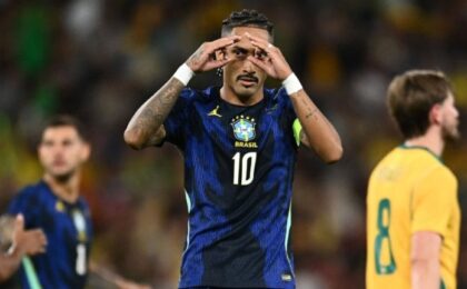 رافينيا لاعب منتخب البرازيل وبرشلونة بعد تعرضه لإصابة في الفخذ الأيمن
