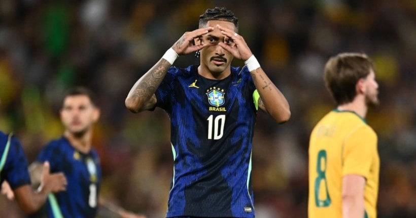 رافينيا لاعب منتخب البرازيل وبرشلونة بعد تعرضه لإصابة في الفخذ الأيمن