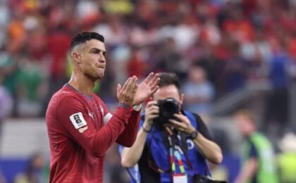 كريستيانو رونالدو بقميص المنتخب البرتغالي خلال مباراة دولية