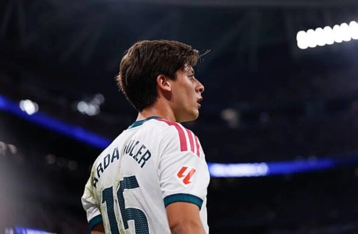 أردا جولر بقميص ريال مدريد خلال مباراة رسمية