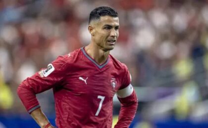 كريستيانو رونالدو بقميص المنتخب البرتغالي وسط أزمة الإيقاف المحتمل