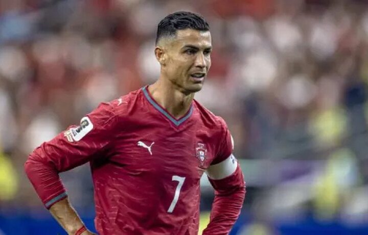 كريستيانو رونالدو بقميص المنتخب البرتغالي وسط أزمة الإيقاف المحتمل