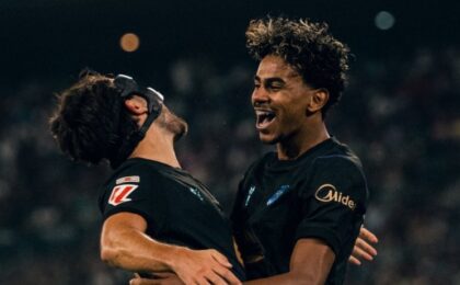 برشلونة يحتفل بعد معادلة إنجاز ريال مدريد التاريخي في الدوري الإسباني