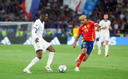 لامين يامال وعثمان ديمبيلي قبل مباراة برشلونة وباريس سان جيرمان في دوري أبطال أوروبا