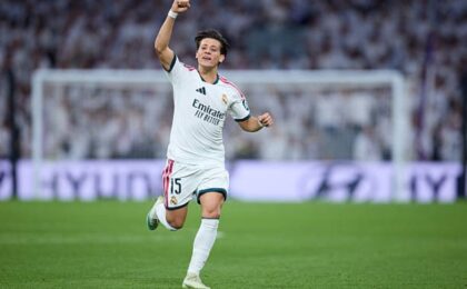 أردا جولر بقميص ريال مدريد بعد توقيع عقده الجديد