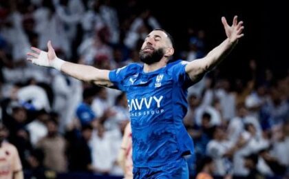 كريم بنزيما بقميص الهلال السعودي مع حديث عن تعثر عودته إلى أولمبيك ليون