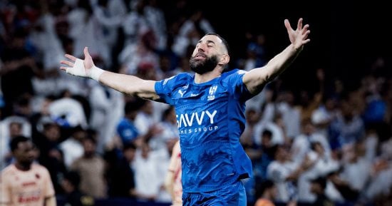 كريم بنزيما بقميص الهلال السعودي مع حديث عن تعثر عودته إلى أولمبيك ليون