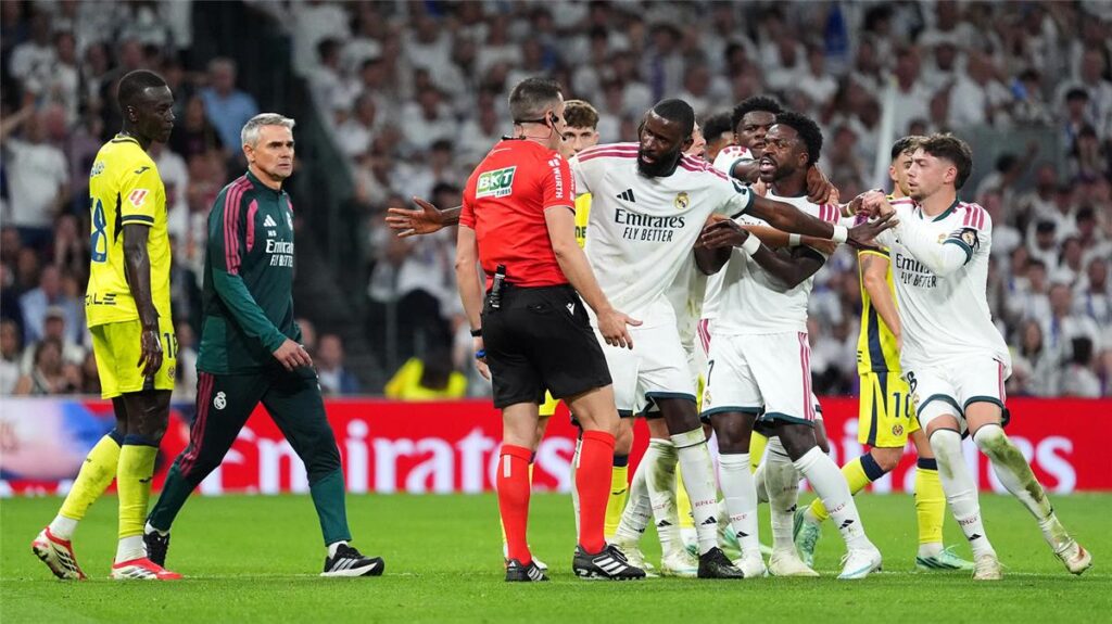 فينيسيوس جونيور بعد طرده في مباراة ريال مدريد وفياريال
